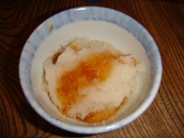 Grated radish topped with soy sauce