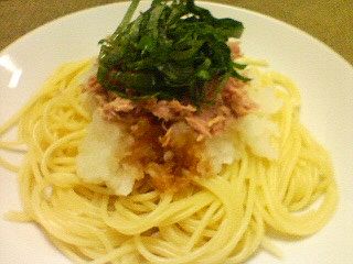 Spaghetti with tuna flakes and grated radish